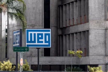 Imagem traz a fachada da firma Weg com letreiro que traz o nome e logotipo da companhia.