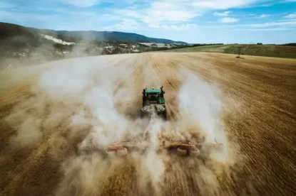 Vista aérea de um trator trabalhando em um campo. Agricultura e cultivo de fazendas industriais