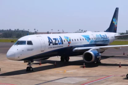 Aeronave Embraer ERJ-190 da Azul se movimenta no pátio do aeroporto de Curitiba, no Paraná.