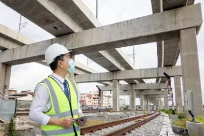 Engenheiro de inspeção está verificando a infraestrutura e o canteiro de obras