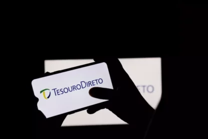 Celular com "Tesouro Direto" escrito na tela