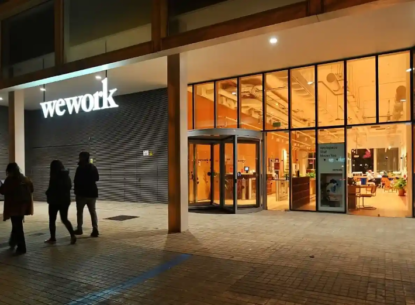 fachada prédio com letreiro escrito wework