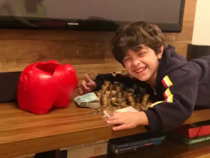 Caio Pontes Melo, de 11 anos, perto de seu "cofrinho"