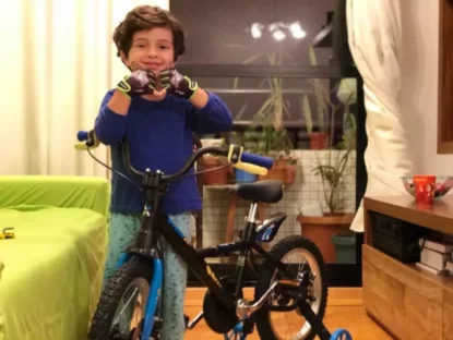 Caio Pontes Melo com sua bicicleta