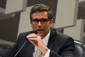 Roberto Campos Neto, presidente do Banco Central, fala ao microfone