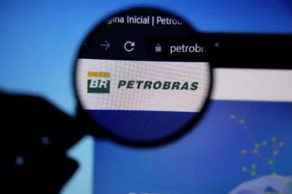 Lupa foca em logotipo da Petrobras