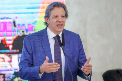 Ministro Haddad, de terno, gesticula durante discurso.