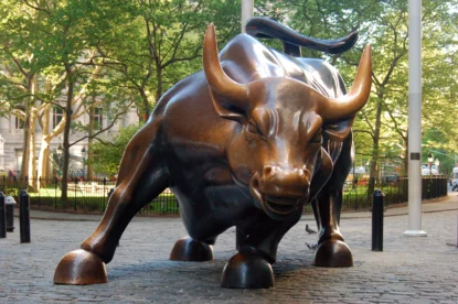 Escultura do touro de Wall Street, que se tornou símbolo de riqueza, poder e finanças desde que foi instalada no centro de Manhattan, na cidade de Nova York. (Imagem: kirkikis em Adobe Stock)