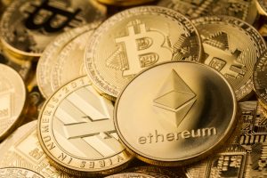 A imagem mostra as criptomoedas Ethereum e Bitcoin.