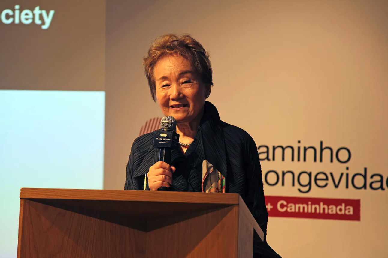 A psicóloga social Hiroko Akiyama, de 81 anos