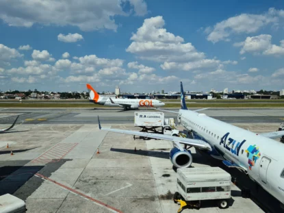 Aviões das companhias Azul e Gol, representando a possível fusão das firmas aéreas.