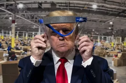 O presidente Donald Trump mostra uma máscara fabricada pela Ford.