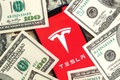 Logotipo da Tesla em meio a notas de dólares, representando o escândalo de US$ 1 bilhão e a decisão de devolução do dinheiro pelo conselho.