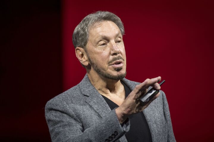 Larry Ellison, CEO da Oracle, está de paletó cinza e camiseta preta