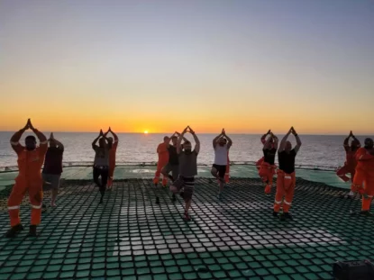 Funcionários fazem yoga em plataforma da Prio (PRIO3) no campo de Frade.