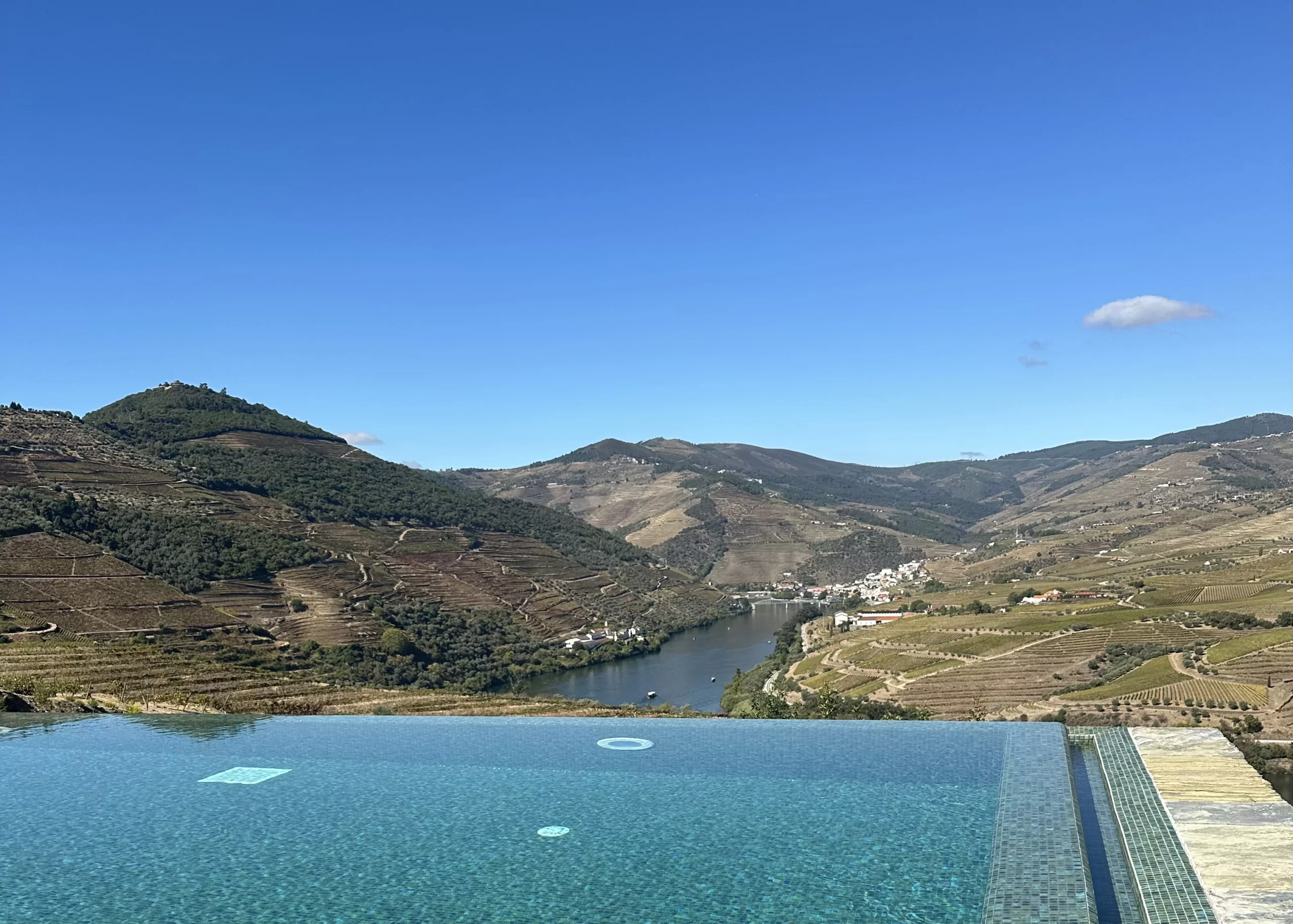 Vista principal da piscina de borda infinita na Quinta do Ventozelo, no Douro (Foto: Valéria Bretas/E-Investidor)