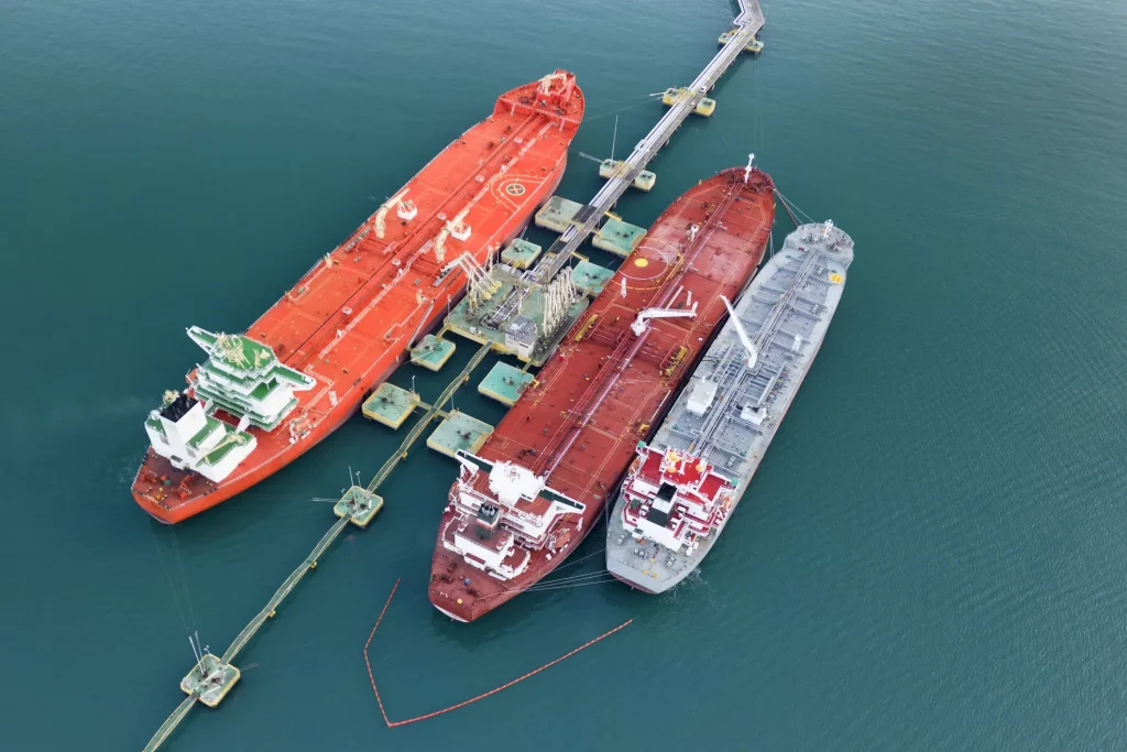 Petroleiros atracados em um porto