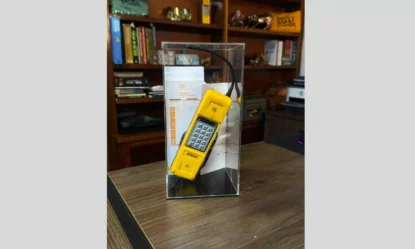 Boletas e telefone usado no pregão viva-voz