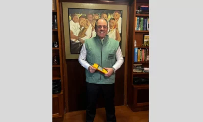 Roney Albert, o Frajola, com jaleco verde do pregão