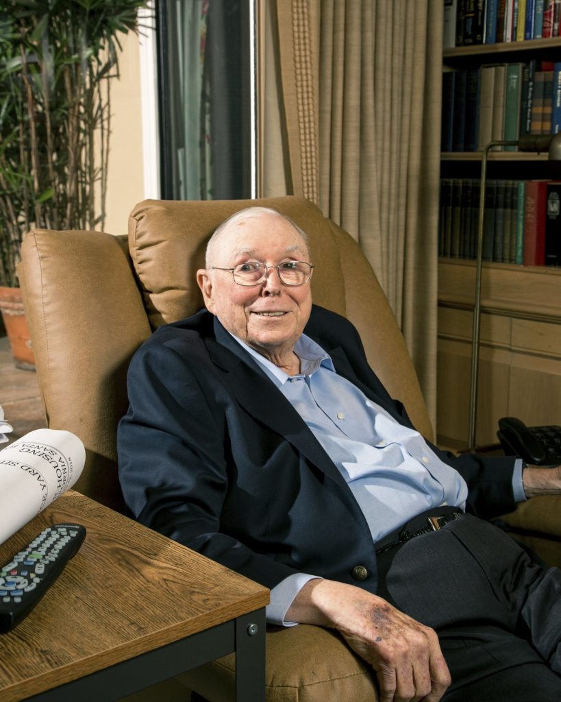 Charlie Munger em sua biblioteca com seus fichários da Value Line em setembro de 2023. Gregory Zuckerman/WSJ
