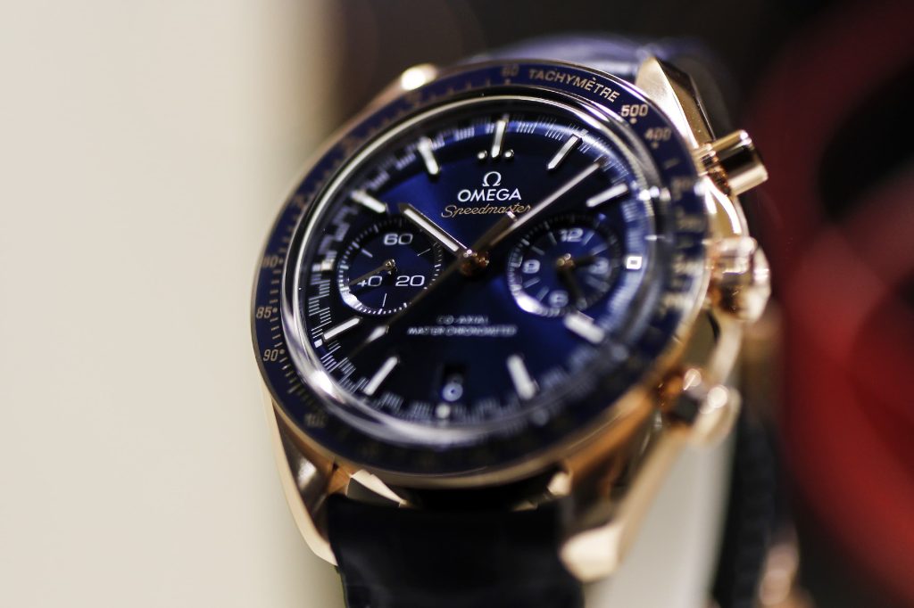 Relógio de pulso de luxo Speedmaster, produzido pela Omega, uma das firmas do Swatch Group