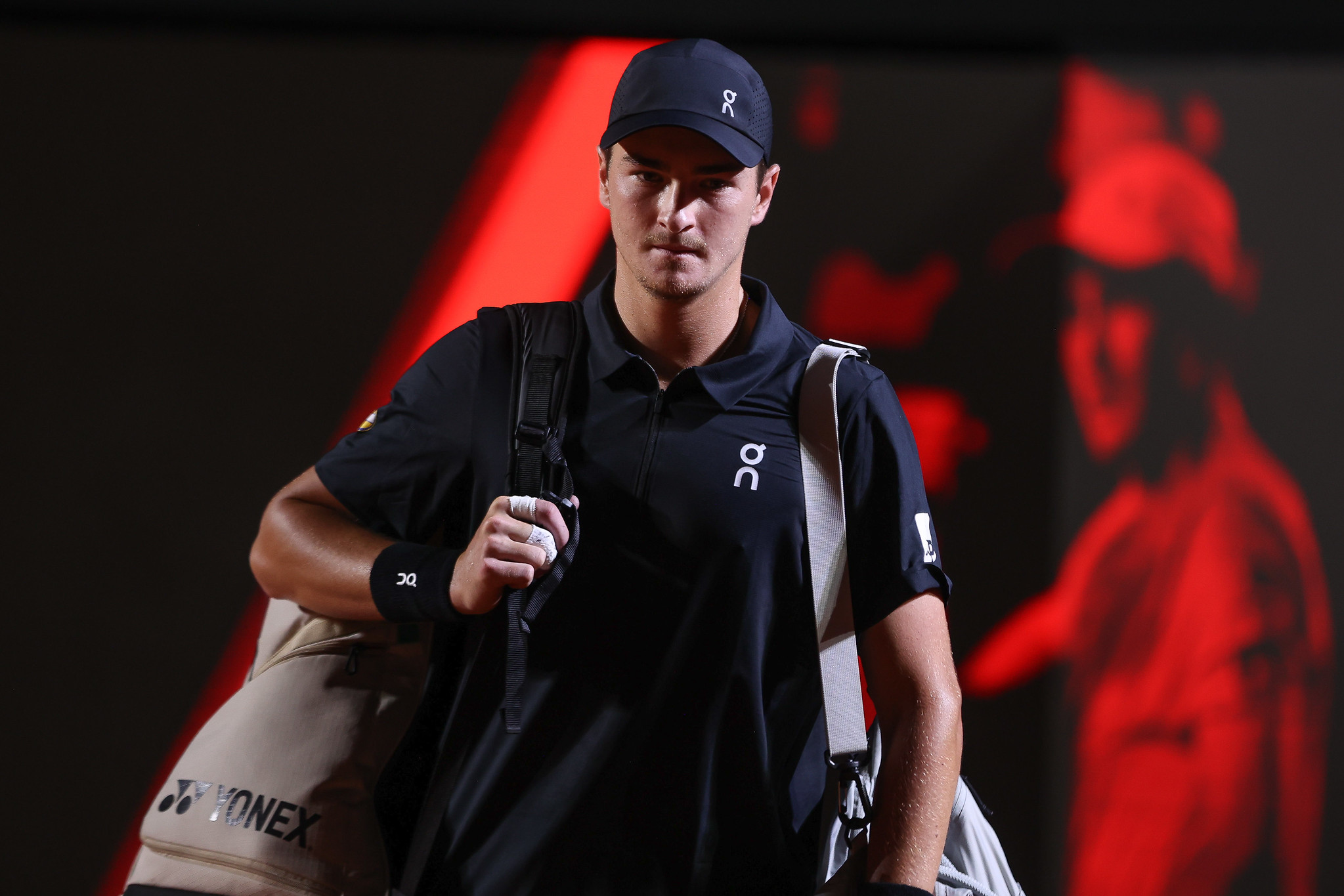 João Fonseca entrando em quadra no Rio Open 
