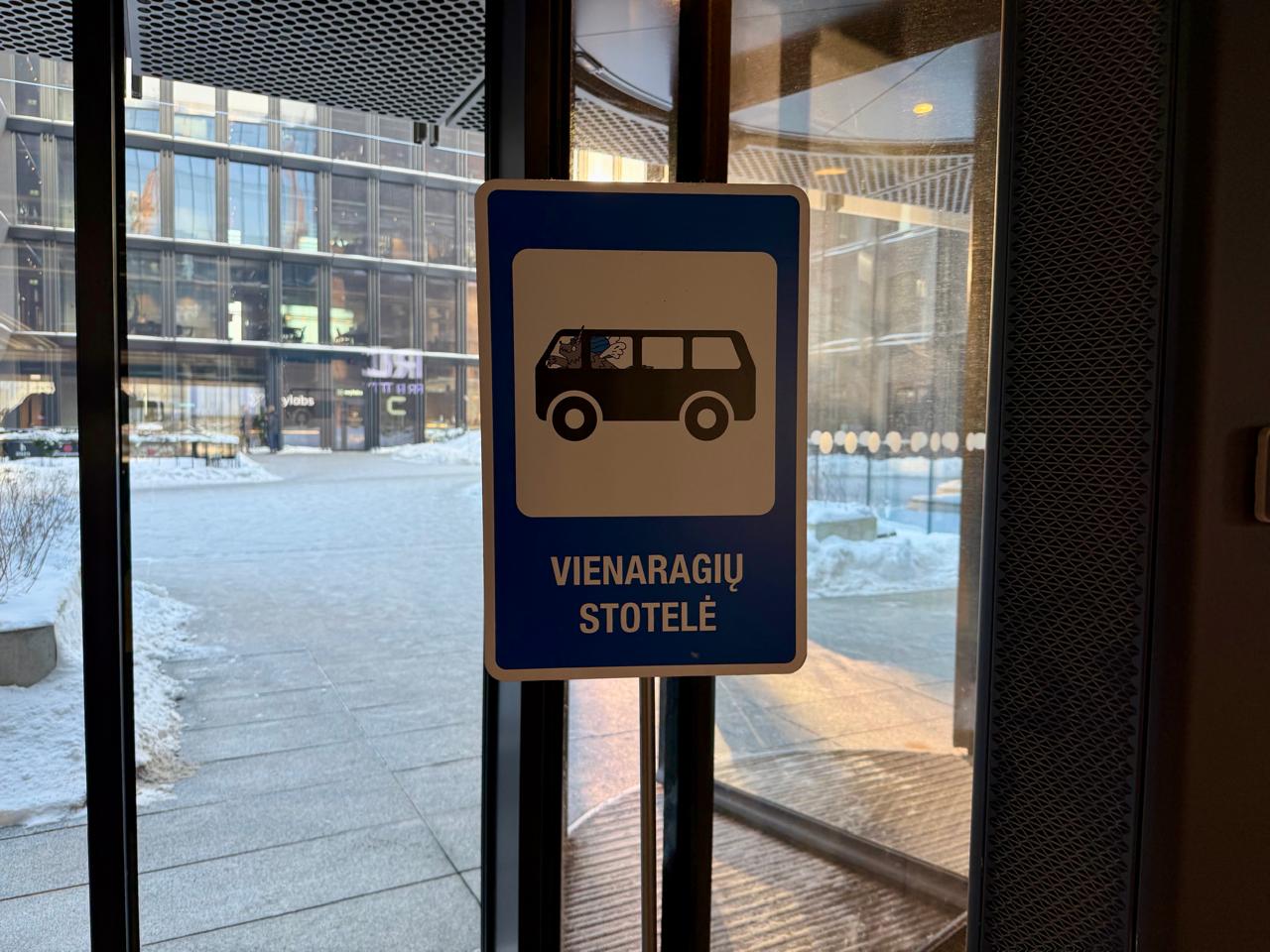 "Parada dos unicórnios", em português: placa que está na entrada do escritório da Tesonet 