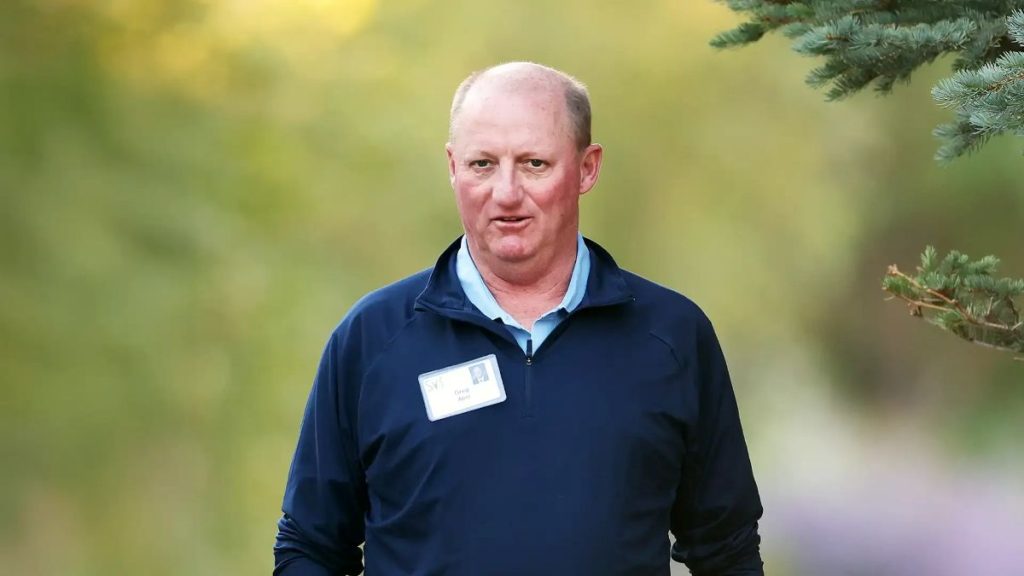 Foto de Greg Abel, um homem alto careca que está com um casaco azul escuro