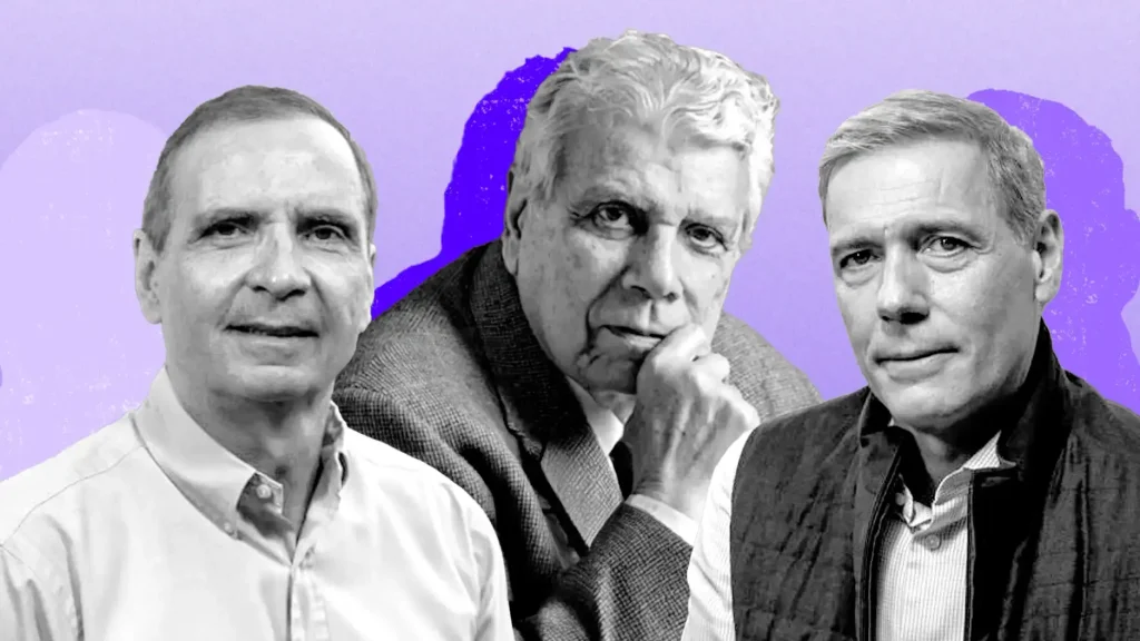 Três homens em preto e branco posam para retratos sobre um fundo roxo. Um homem de terno está no centro.