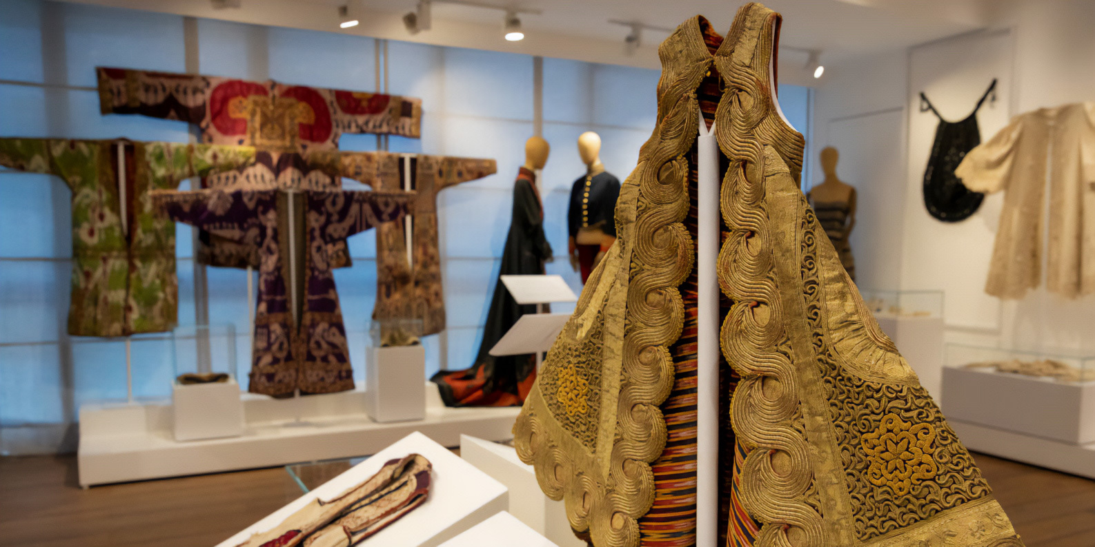 Exposição de trajes tradicionais variados.