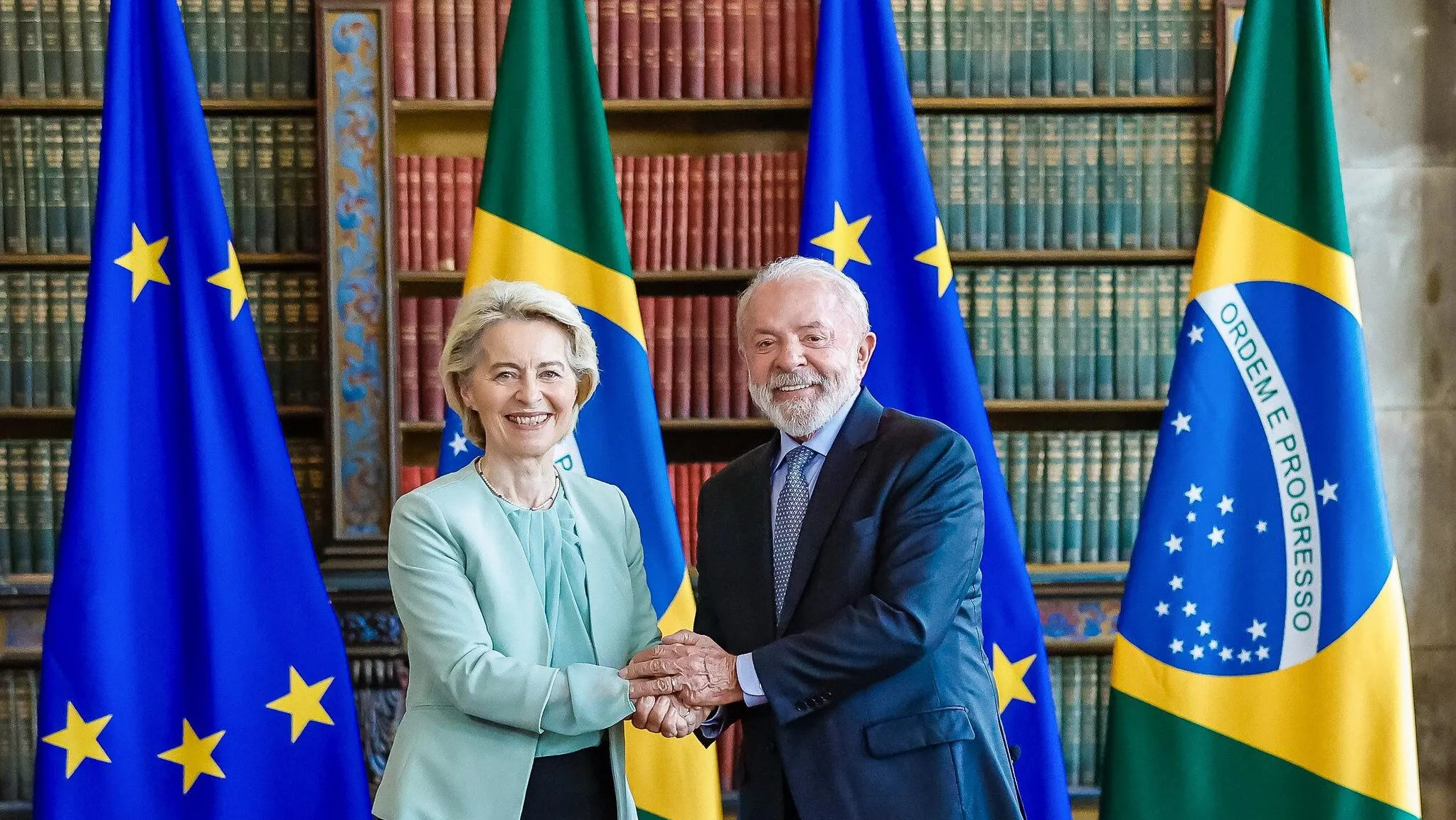Lula e Ursula von der Leyen, presidente da Comissão Europeia, antes da assinatura do acordo UE-Mercosul (Agência Brasil)