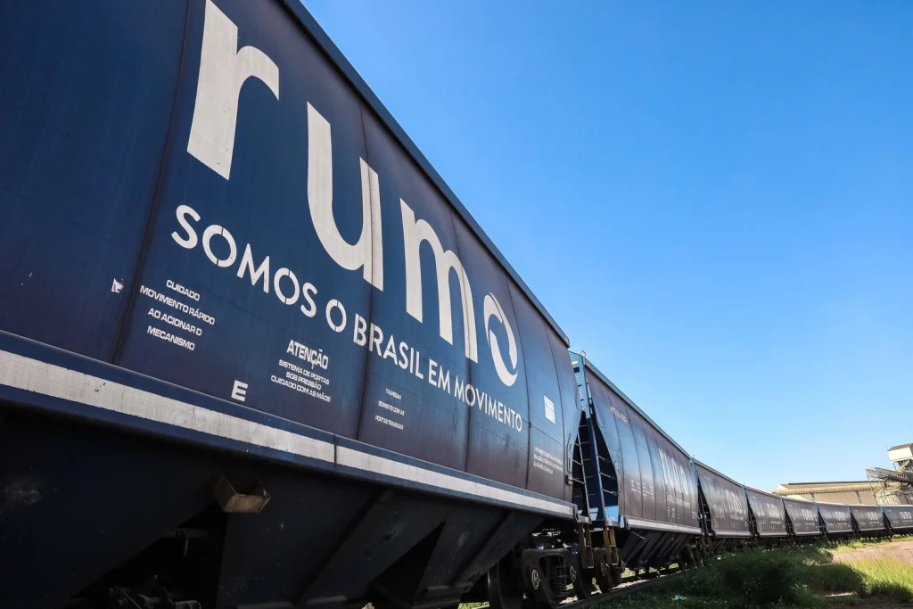Trem operado pela Rumo, firma controlada pela Cosan