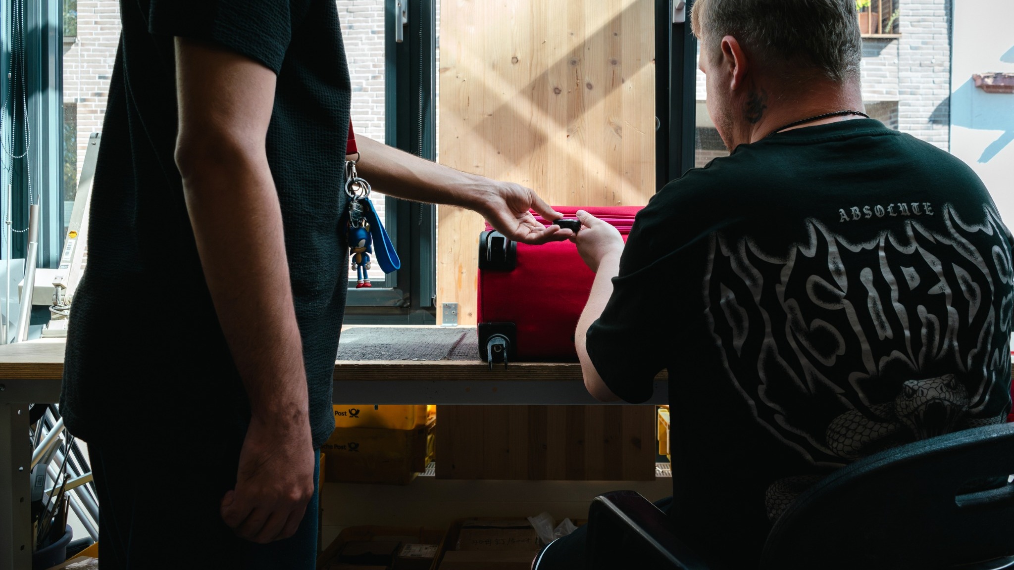 Trabalhadores colocam rodas novas em malas quebradas na oficina. Foto: Ben Kilb/Bloomberg