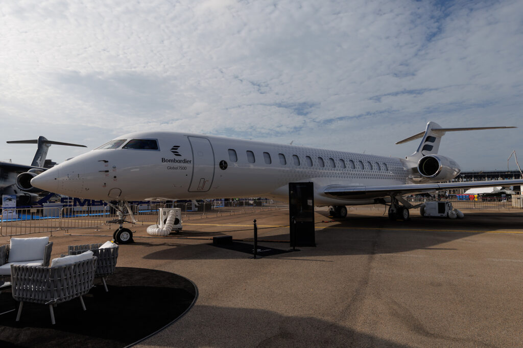 Avião Bombardier Global 7500 exposto